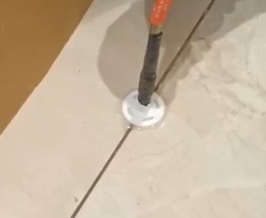 五原瓷砖空鼓维修公司专业解答瓷砖在铺贴过程中，如果没有涂抹均匀到位的粘结材料（如水泥砂浆或瓷砖胶），可能会导致以下问题